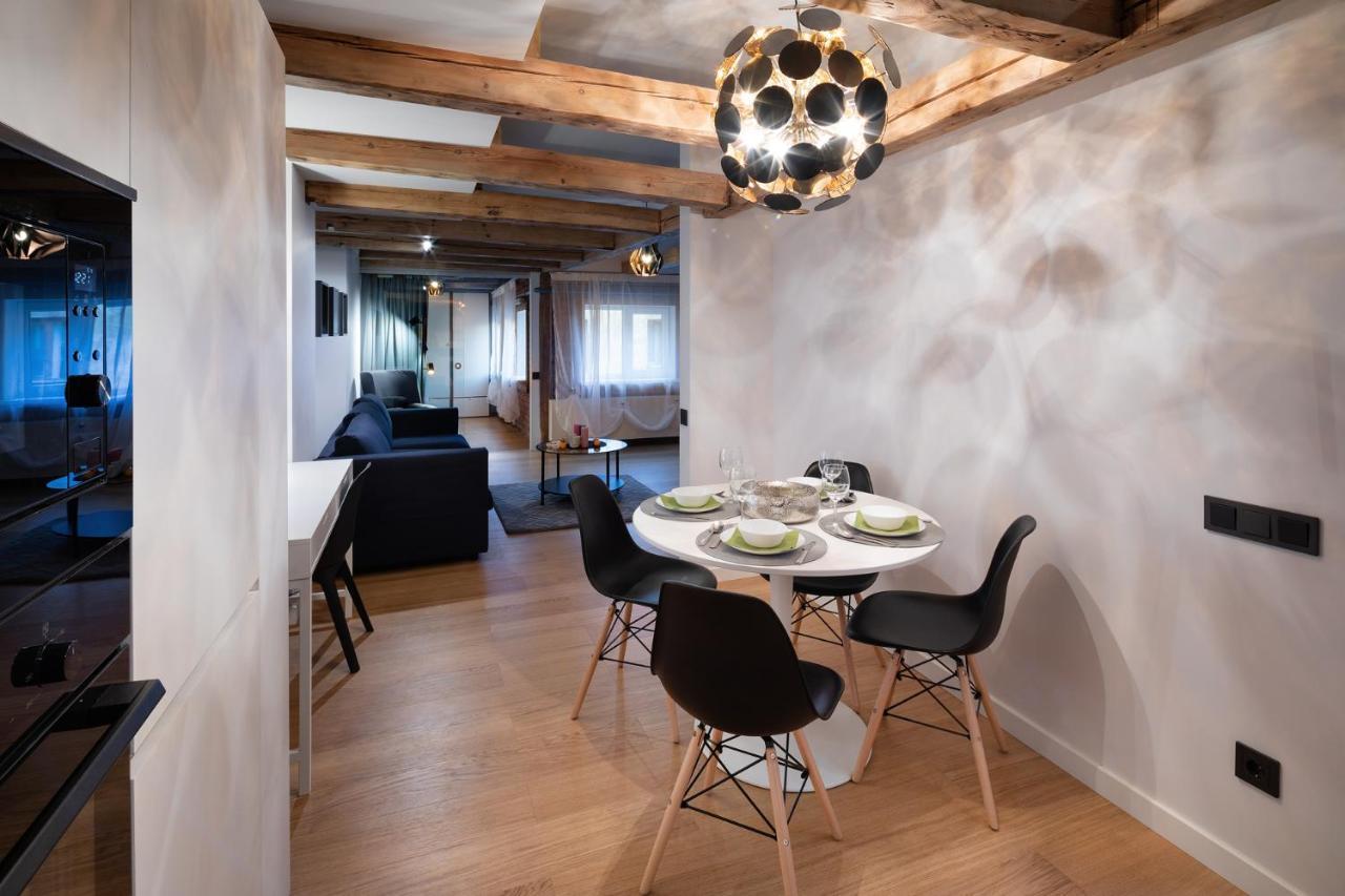 Merkela Loft Apartment Beside Vermanes Park Рига Экстерьер фото